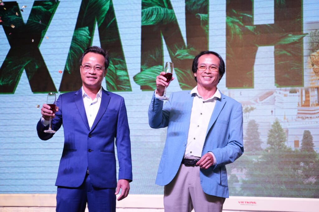 lãnh đạo Môi Trường Xanh nâng ly chúc mừng