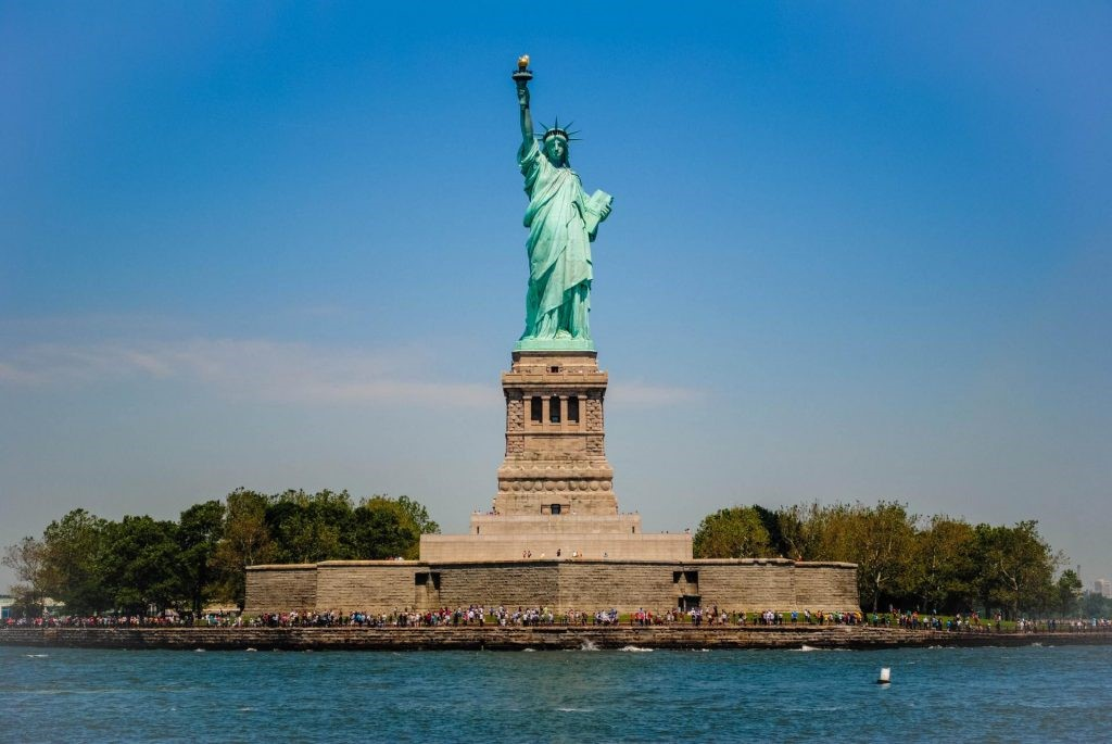 10 famous giant sculptures in the world