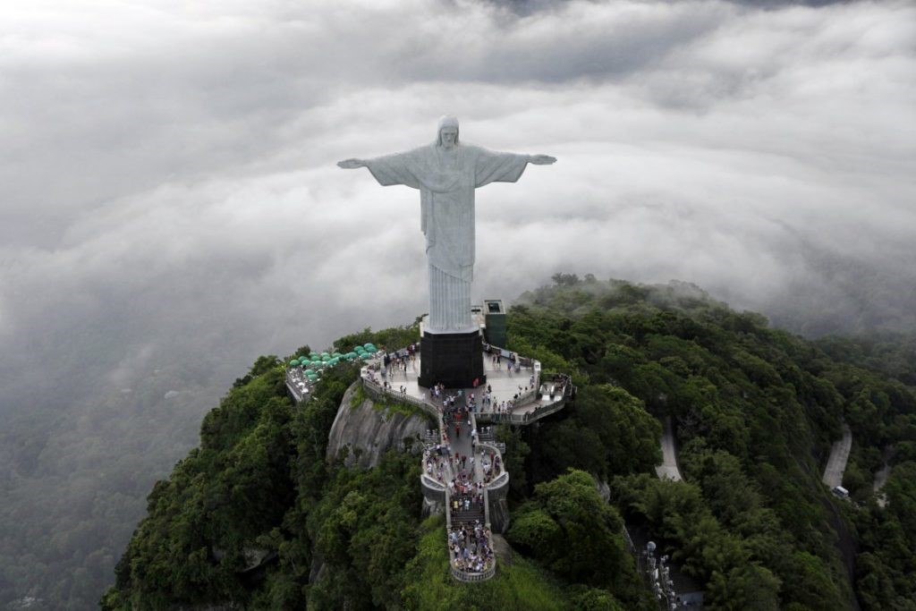 10 famous giant sculptures in the world